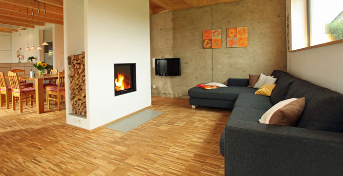 Kamin mit Brandschutzmatte und Holzregal