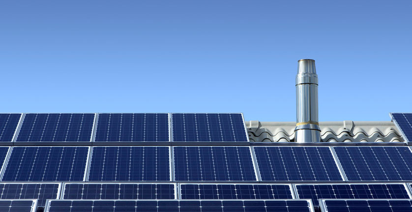 Schornstein und Solarzellen auf Dach